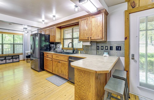 Bernice House | Idyllic Lake-View Bernice House with Deck & Pet-Friendly Amenities