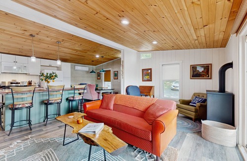 Town of Jerusalem House | Lakefront Retreat with Private Dock & Kayaks - 10/10 Rated