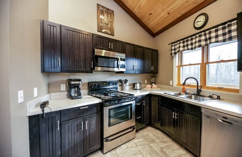 Logan Cabin | Lake View Retreat - Hocking Hills with Pool and Spa Access