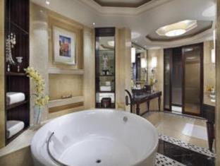 Panjiayuan Hotel | Tranquil Retreat at Lake View Hotel with Pool & Dining
