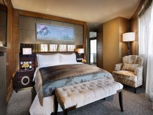 Panjiayuan Hotel | Tranquil Retreat at Lake View Hotel with Pool & Dining