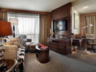 Panjiayuan Hotel | Tranquil Retreat at Lake View Hotel with Pool & Dining