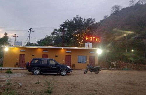 Kumbhalgarh House | Scenic Lake View Hotel: Family-Friendly Retreat Awaits