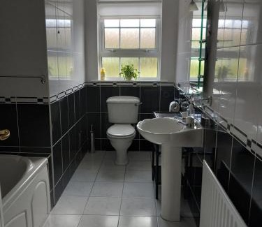 Lecemy House | Eco-Friendly Lake View House with Hot Tub & 10/10 Rating