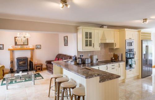 Recess House | Tranquil Lake View House - Family-Friendly & 4-Star Rated
