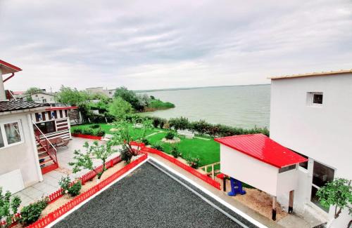 Navodari House | Idyllic Lake View House - Guest Rated 9.4 & Child Friendly