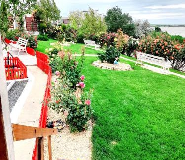 Navodari House | Idyllic Lake View House - Guest Rated 9.4 & Child Friendly