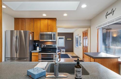 Carver House | Explore the Beauty of Lake View House with Hot Tub Access