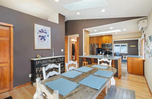 Carver House | Explore the Beauty of Lake View House with Hot Tub Access