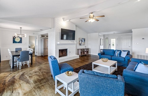 Balcones Woods House | Scenic Lake View Hotel in North Austin – Rated 9.8/10!