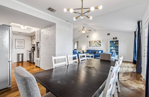 Balcones Woods House | Scenic Lake View Hotel in North Austin – Rated 9.8/10!