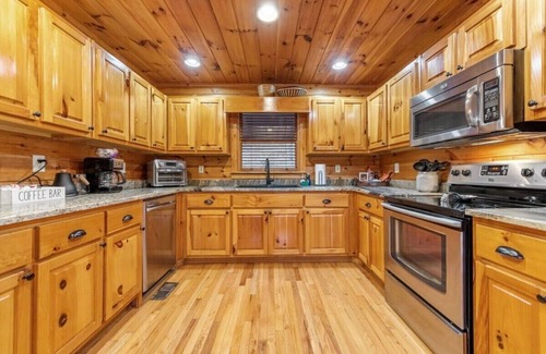 Necowa Cove Cabin | LakeView Lodge: Scenic Views with Hot Tub & Fire Pit
