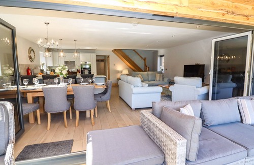 Thorpe On The Hill Cottage | Family-Friendly Lake View Lodge with Hot Tub in Thorpe-On-The-Hill