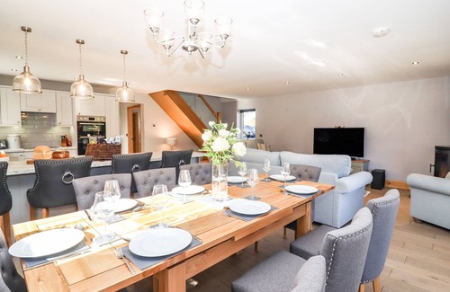 Thorpe On The Hill Cottage | Family-Friendly Lake View Lodge with Hot Tub in Thorpe-On-The-Hill