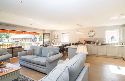 Thorpe On The Hill Cottage | Family-Friendly Lake View Lodge with Hot Tub in Thorpe-On-The-Hill