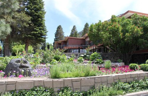 Lee Vining Cabin | Scenic Lake View Lodge with Family-Friendly Amenities