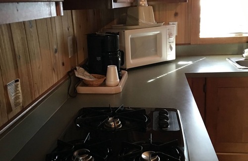 Lee Vining Hotel | Relaxing Lake View Lodge with Spa and Oceanfront Access