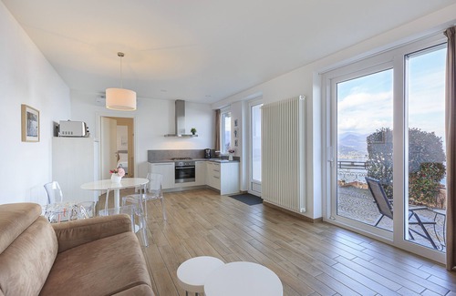 Someraro Apartment | Guest Rated 10/10: Lake View Apartment in Stresa