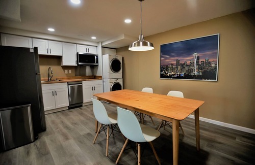 Kenmore House | Lake View Guest Suite with King Bed & Kitchen on Golf Course