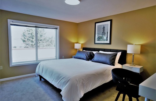 Kenmore House | Lake View Guest Suite with King Bed & Kitchen on Golf Course