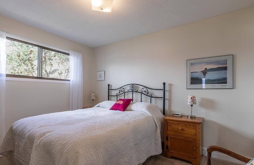 Central Okanagan House | Lake View private MAIN Suite - 2 mins drive to Beach Ave/Downtown