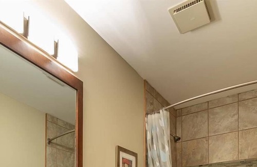 Central Okanagan House | Lake View private MAIN Suite - 2 mins drive to Beach Ave/Downtown
