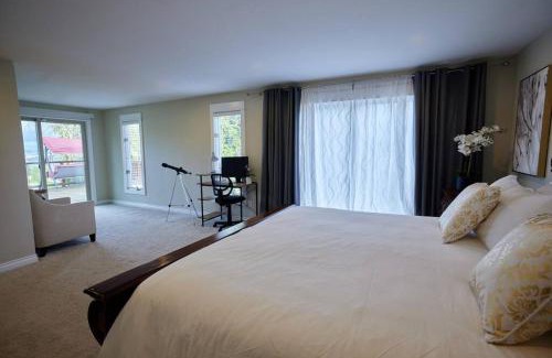 Renton House | Lake View Retreat - Private & Family-Friendly Escape