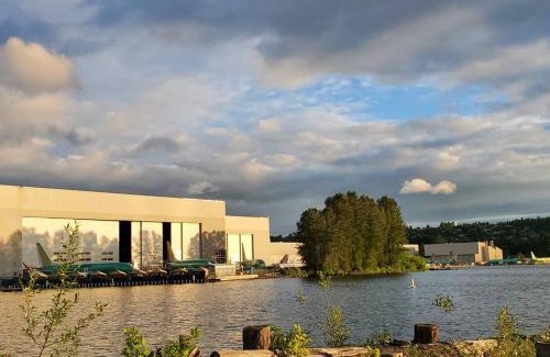 Renton House | Lake View Retreat - Private & Family-Friendly Escape