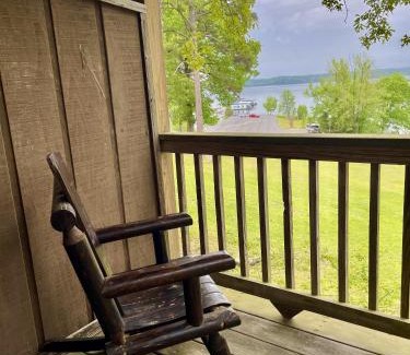 Mount Ida Hotel | Lake Ouachita Queen Room with Patio & Pet-Friendly Perks