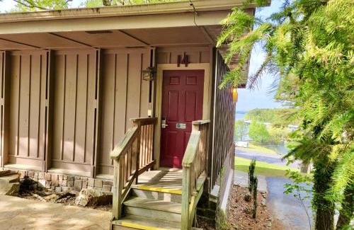 Mount Ida Hotel | Lake Ouachita Queen Room with Patio & Pet-Friendly Perks
