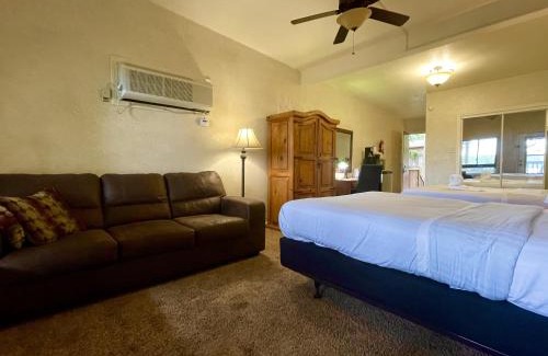 Mount Ida Hotel | Lake Ouachita Queen Room with Patio & Pet-Friendly Perks
