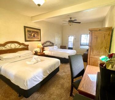 Mount Ida Hotel | Lake Ouachita Queen Room with Patio & Pet-Friendly Perks