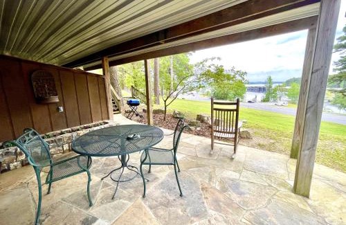 Mount Ida Hotel | Lake Ouachita View Room with Two Queens and Cozy Deck