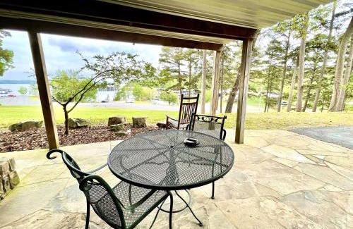 Mount Ida Hotel | Lake Ouachita View Room with Two Queens and Cozy Deck