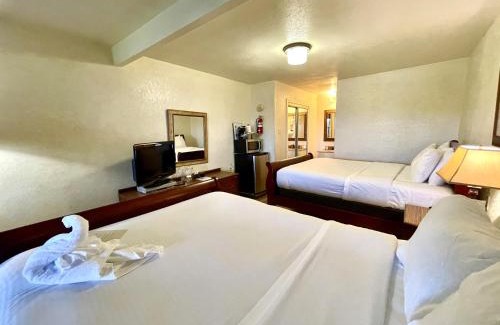 Mount Ida Hotel | Lake Ouachita View Room with Two Queens and Cozy Deck