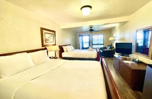Mount Ida Hotel | Lake Ouachita View Room with Two Queens and Cozy Deck
