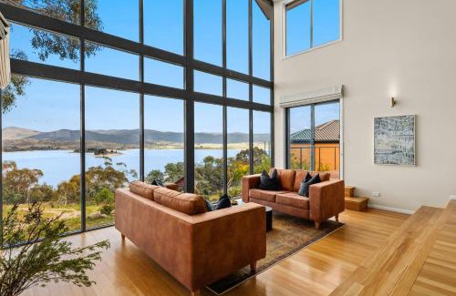 East Jindabyne House | Serene Lake View Retreat - Family-Friendly Experience Awaits