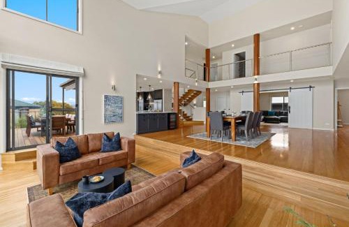 East Jindabyne House | Serene Lake View Retreat - Family-Friendly Experience Awaits