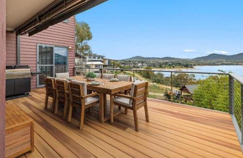 East Jindabyne House | Serene Lake View Retreat - Family-Friendly Experience Awaits