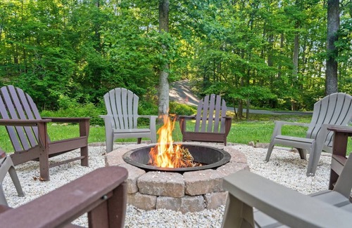 Kabletown Cottage | Tranquil Lake View Retreat: Family-Friendly Cottage Escape