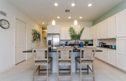 Davenport House | Lake View Retreat with Pool, Perfect for Disney Adventures