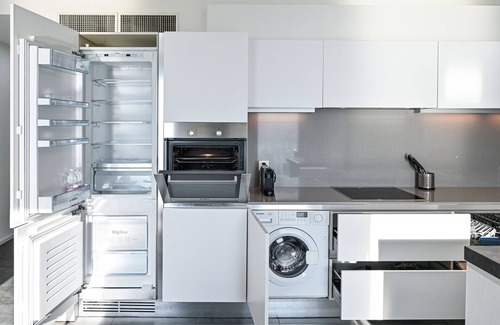 Melide Apartment | Lake View Suite Melide: Family-Friendly with Kitchen Access