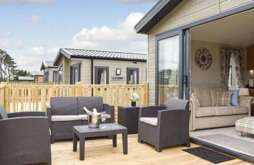 Fence House | Unforgettable Lake View Retreat: Pet and Child Friendly Stay