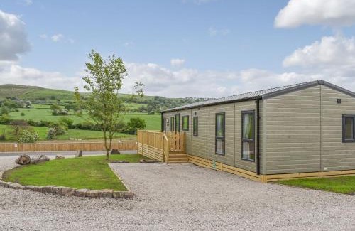 Fence House | Unforgettable Lake View Retreat: Pet and Child Friendly Stay