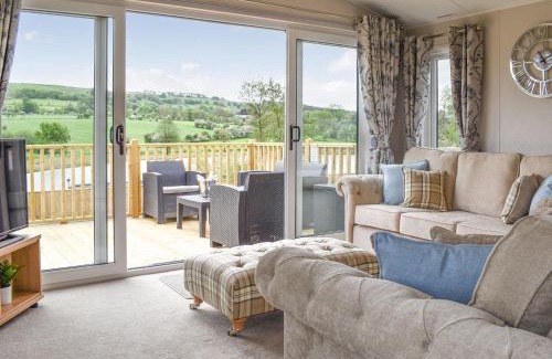 Fence House | Unforgettable Lake View Retreat: Pet and Child Friendly Stay