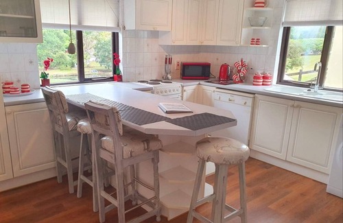 Liskeard Villa | Scenic Lake View Villa - Rosecraddoc Manor, 4 Star Stay