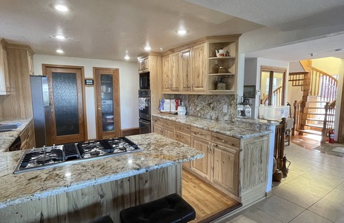 Stateline House | Tranquil Hotel with Lake Views - 10 Min to Casinos & Skiing