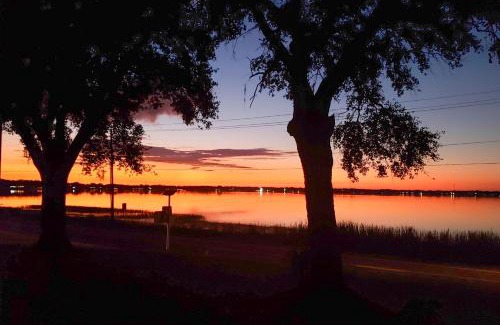 Auburndale House | Pet-Friendly Auburndale House with Scenic Lake Views