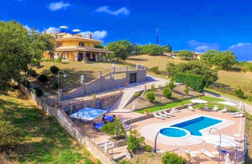 Montefiascone Villa | LAKE VIEWS BOLSENA/EXCLUSIVE VILLA, POOL+ JACUZZI/SLEEPS 24