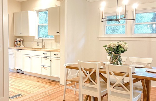 North Street Apartment | Premier Lake View Retreat: Family & Pet Friendly Getaway